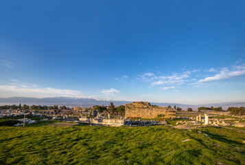 Obraz premium Hierapolis Ancient City ( Templo de Apollo, Temple Nymphaeum ) view in Pamukkale