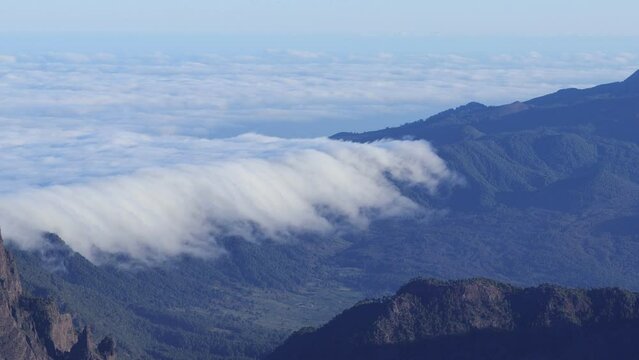 Efecto Foehn o cascada de nubes descendiendo por las monta&ntilde;as a c&aacute;mara r&aacute;pida o timelapse. La Palma. Islas Canarias, natural, viaje