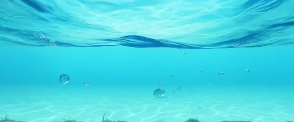 Poster Welle auf bewegter Wasseroberfläche, Nahaufnahme in der Mitte des Bildschirms. Unter der Wasseroberfläche mitten im Meer. © Cobe
