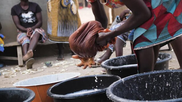 9 jan. 2024,Gwalada,Nigeria:Africa woman preparing popular drink consumed and  breakfast pap  food (akamu,Ogi,kunu) .fermented cereal pudding  made from maize, sorghum, guinea corn or millet.