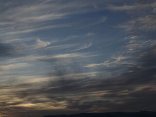 Fototapeta na wymiar 朝焼けの空に流れる雲