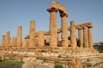 Fototapeta na wymiar ruined ancient temple (temple of juno) in agrigento in sicily in italy 
