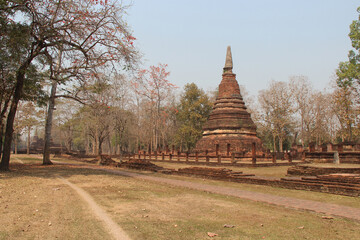 ruined temple (wat phra that) in khamphaeng phet in thailand 