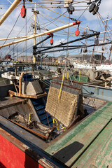 Fischkutter mit Schleppnetzen im Hafen von Harlingen