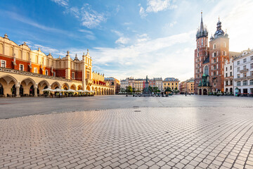 Fototapeta na wymiar Old town and Cloth hall in Cracow, Poland, empty market square at sunrise