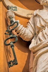carpi, italien - statue des Petrus mit schlüssel am dom von carpi