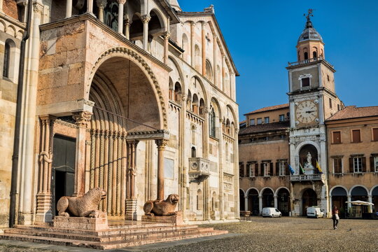 modena, italien - domportal und palazzo comunale an der piazza grande