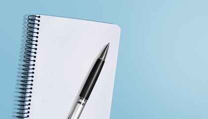 Naklejka premium Pen and open blank notebook on desk
