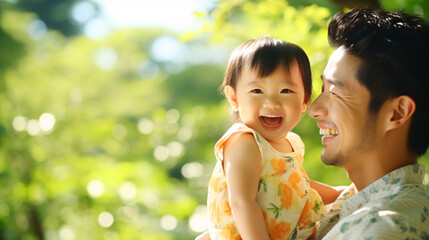赤ちゃんを抱く父親、子どもと日本人男性、自然の背景