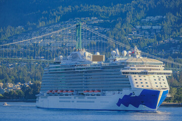 Kreuzfahrtschiff Royal geht auf Alaska-Kreuzfahrt von Vancouver, Kanada - Modern Princess cruiseship cruise ship liner in Vancouver for Alaska cruising