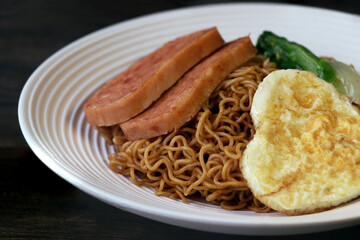 Dry noodles with luncheon meat and fried eggs, Hong Kong style dry noodles