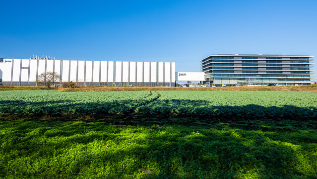青空を背景に田園から観える半導体工場パノラマ風景
A panoramic view of a semiconductor factory seen from the countryside with a blue sky in the background
日本(冬)
九州・熊本県菊陽町
2023年12月撮影
　台湾の大手ファウンドリ
（半導体受託製造企業）TSMCの熊本第1工場