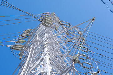 送電鉄塔と青空