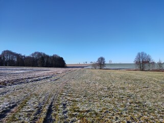 Weiße Winterlandschaft bei Sonnenschein und Himmelblau  - 739999465