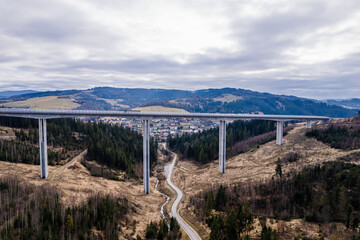 Most Valy, potężny betonowy most w górach na Słowacji, droga ekspresowa.