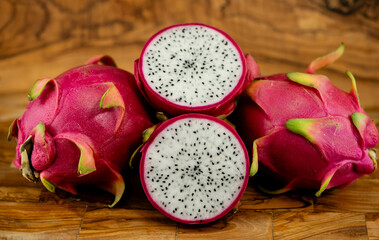 Mehrere Drachenfrüchte Pitahaya oder Pitaya
