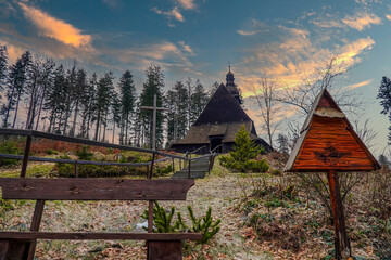 Drewniany zabytkowy kościół w górach. Istebna w Polsce - obrazy, fototapety, plakaty