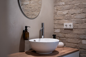 Badezimmer Design mit Betonbeschichtung und Steinen
