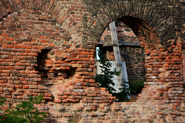 stary ceglany mur z dziurą, ruiny ceglanego budynku z dziurą, old brick wall with a hole, ruins...