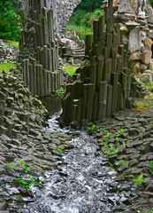 kamienna dekoracja ogrodowa ze strumieniem, stone garden decoration with stream, rocks and stream in the garden © kateej