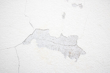 The white wall is cracked and cracked.