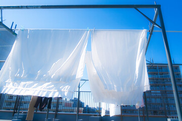 屋上に干した白いカーテン