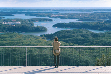 三重県志摩半島の横山展望台から英虞湾の美しい景色を眺める女性