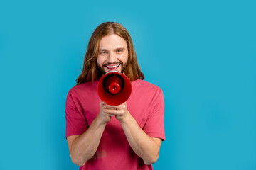 Obraz premium Photo of cheerful attractive man hold communicate loudspeaker empty space isolated on blue color background