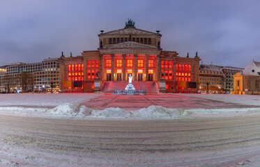 Konzerthaus Berlin am Berliner Gendarmenmarkt in einer Winternacht mit Schneedecke / erste Schneeräumung