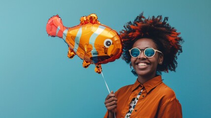 Jeune femme noire souriante avec ballon en forme de poisson d'avril » IA générative