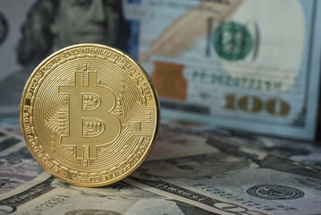moneta bitcoin na banknotów dolarów - obrazy, fototapety, plakaty