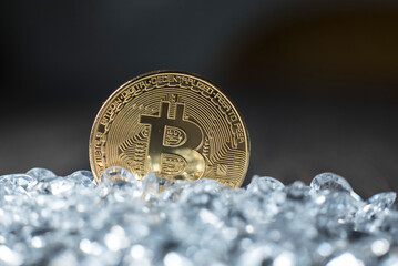 moneta bitcoin na tle kamieni szlachetnych