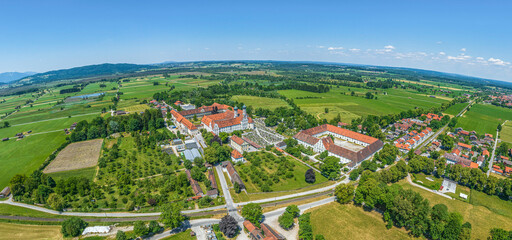 Panoramablick über Kloster Benediktbeuren und das Loisachtal im Landkreis Bad Tölz-Wolfratshausen