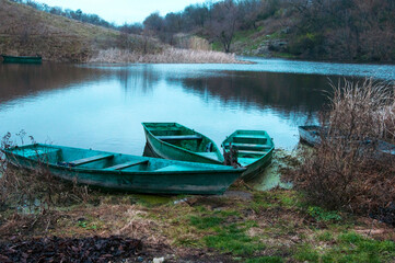 Obraz premium old wooden fishing boats near the shore