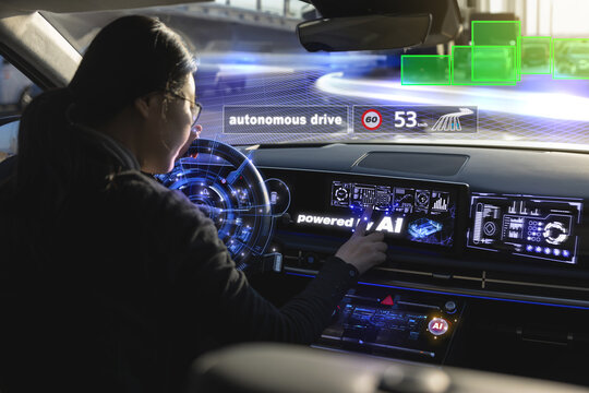 자동차에서 운전중 자율주행을 실행하는 여성운전자(홀로그램 합성)