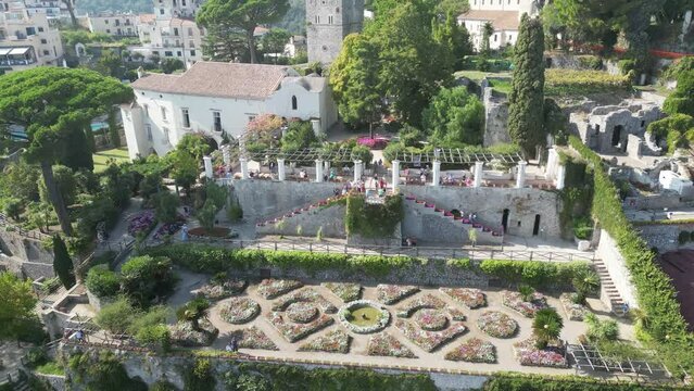 drone: vista della Costiera Amalfitana, Ravello. Campania, Italia