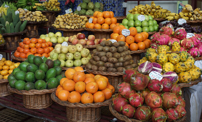 Gemüsestand in der Markthalle Mercado dos Lavradores in Funchal auf der Insel Madeira
