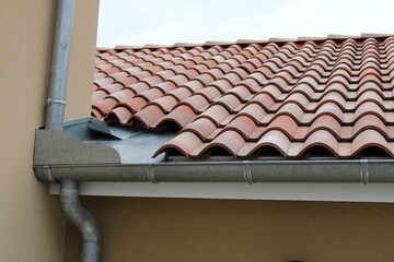 Gouttière zinc gris sur la façade de la maison, descentes et lambris de sous-face en PVC blanc