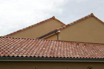 Toiture en tuiles canal ou romane et gouttière en zinc