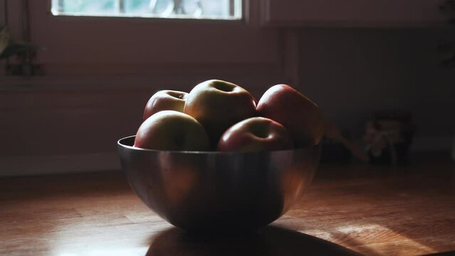 Deja la manzana en el frutero, vida sana.