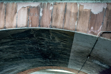 Nässe und Schimmel an einer Eisenbahnbrücke
