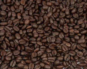 Obraz premium Coffee bean background. Roasted coffee beans on the entire surface. Brown coffee. Flat layout with top view.
