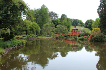 Fototapeta na wymiar lake in a park in apremont-sur-allier in france