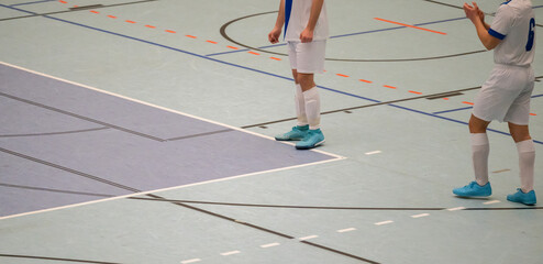 Futsal Hallen Fußball und Sporthallenboden in einer Sporthalle mit diversen Spielfeld Linien