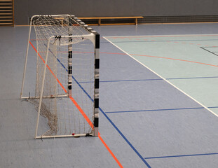 Handballtor und Hallenboden in einer Sporthalle mit diversen Linien
