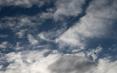 Obraz premium Zarte Wolken am Morgen wie aus der Romantik
