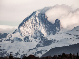 Fototapeta na wymiar nuage sur la Cime des alpes en hiver, depuis Genève