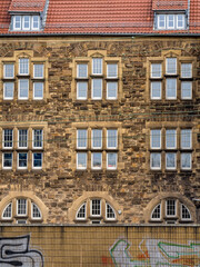 Obraz premium Schulgebäude mit vielen Fenstern