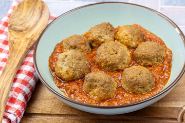 boulettes de viande à la sauce tomate, en gros plan	