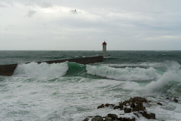 Au c&oelig;ur de la temp&ecirc;te, le phare et le m&ocirc;le du Raoulic se dressent fi&egrave;rement, symboles de r&eacute;silience face &agrave; l'oc&eacute;an agit&eacute;.